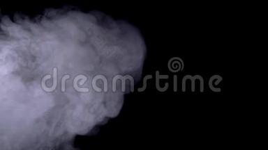 现实的烟雾，雾，烟雾隔离在黑色背景上，屏幕模式为混合覆盖效果。 慢动作4K镜头.. 大气